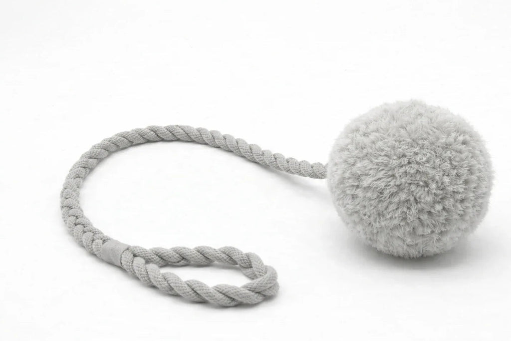 Juguete Tira y Afloja Pompón Lana Gris para Mascotas